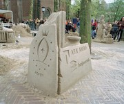 838611 Afbeelding van een zandsculptuur met de reclames LOFEN (Restaurant Lofen, Domplein 17), ABN AMRO en heijmerink ...